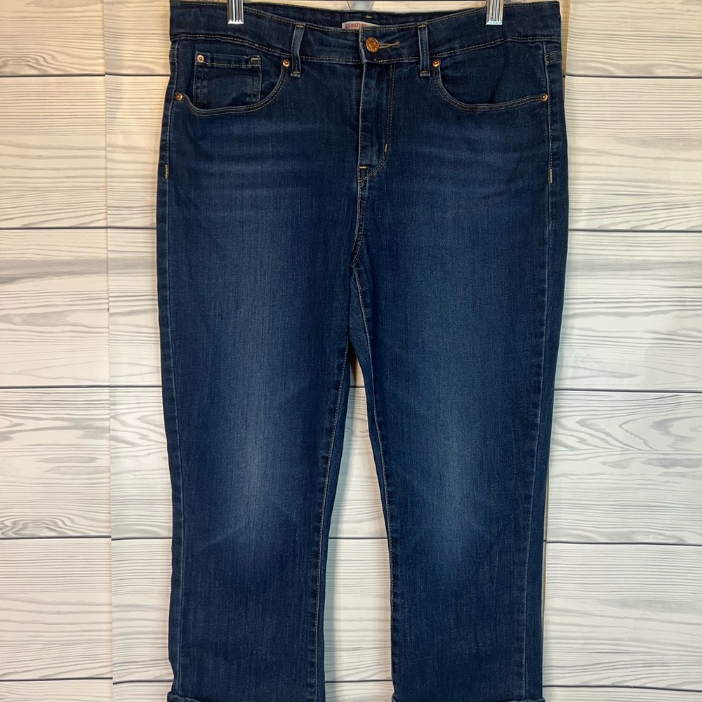 Size 10 W30  signature Levi Strauss capris